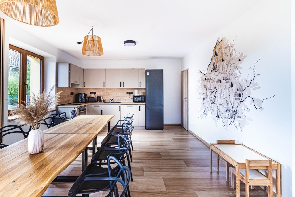 Velký jídelní stůl v apartmánu Les